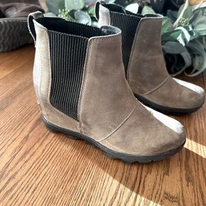 Sorel Joan of Arctic Wedge Chelsea Bootie size 7.5, gray/green
